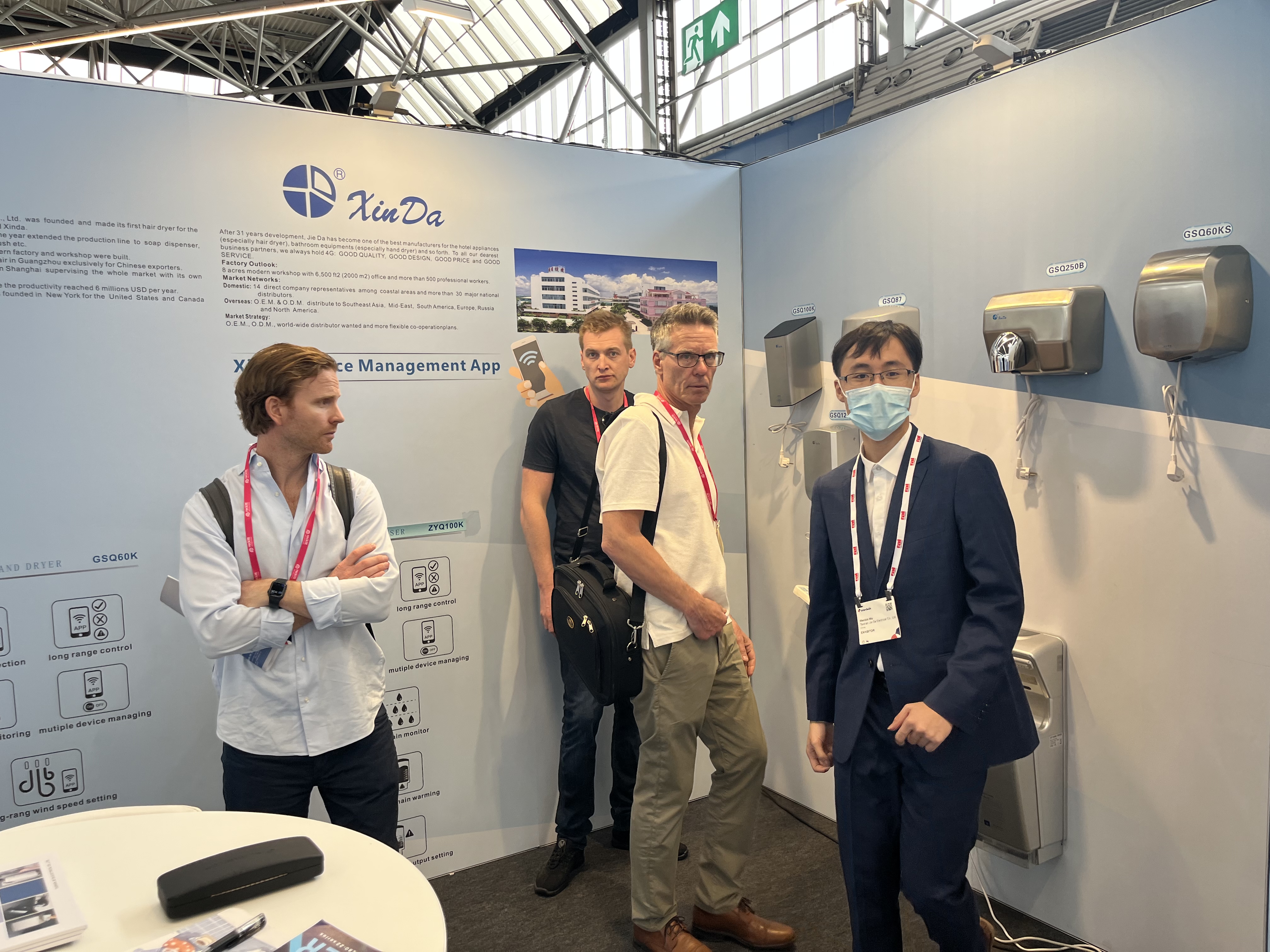 Secador de cabello montado en la pared